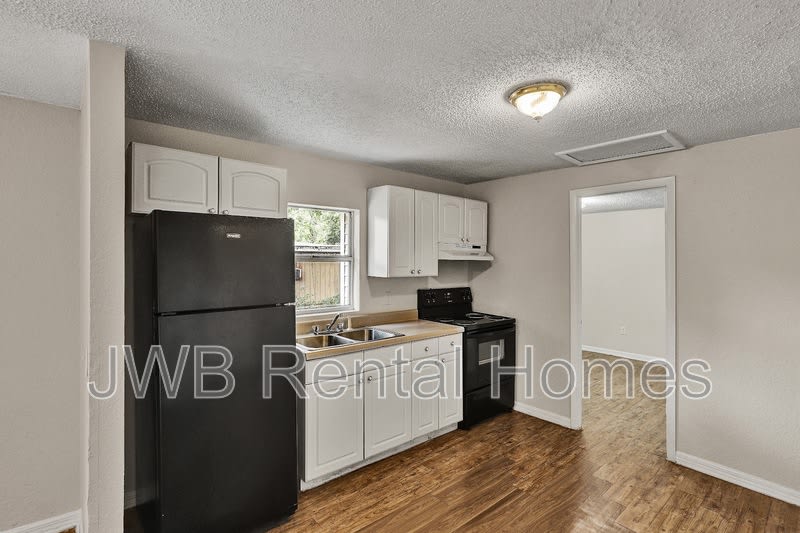 485 58th St W – photo 3