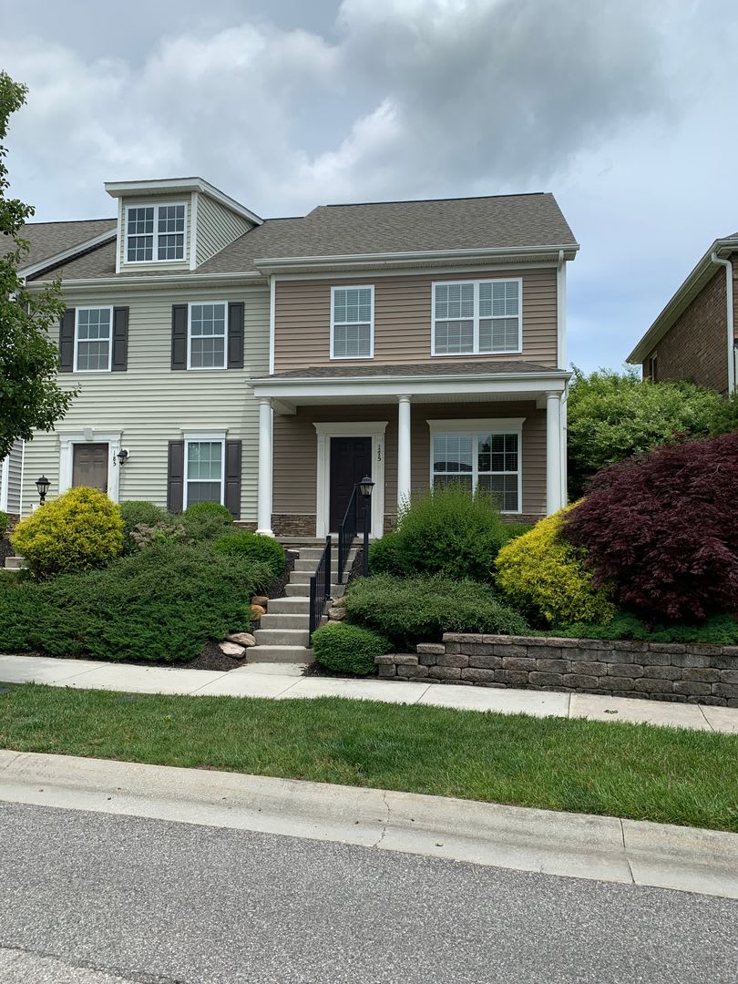 2 Bedroom, 2.5 Bath Townhouse with detached one-car garage – photo 1