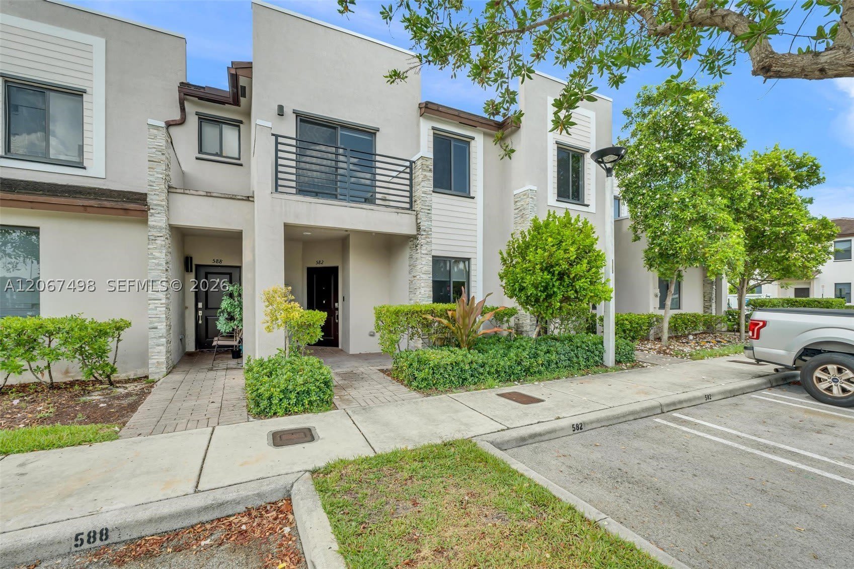 582 Ne 207Th St – photo 1