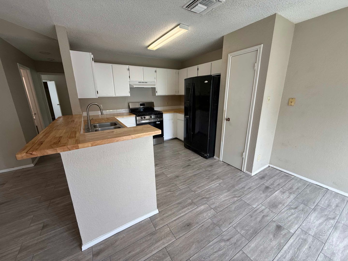 Awesome Property at Round Rock – photo 3