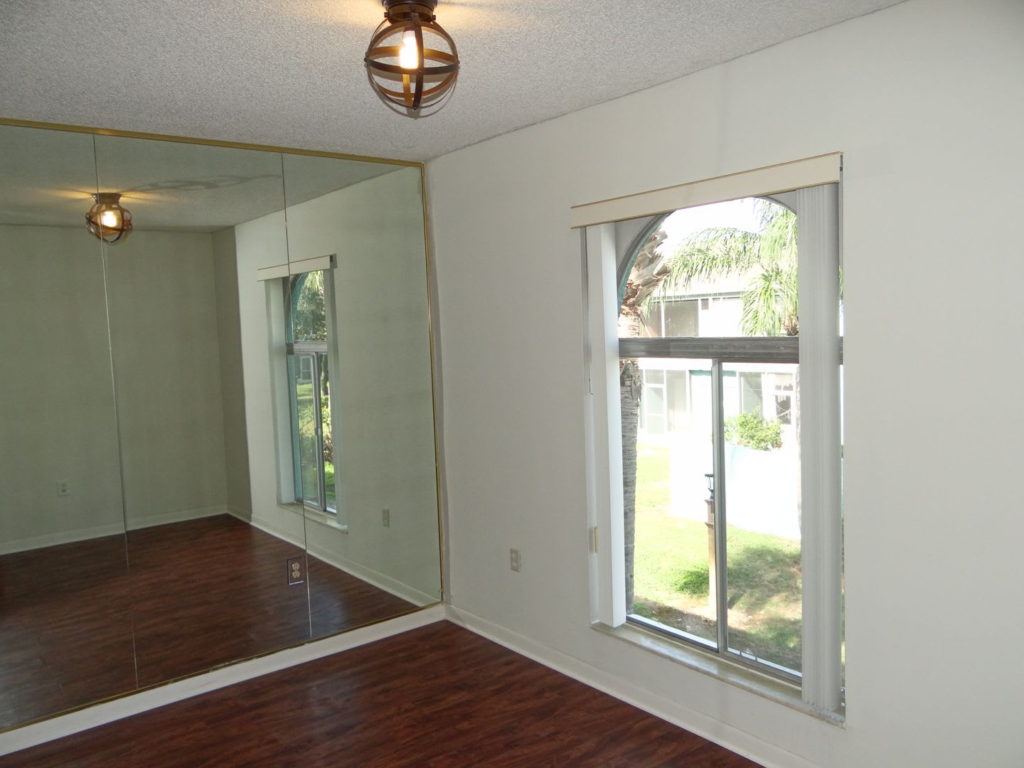 Centrally located 2/1 condo – photo 4