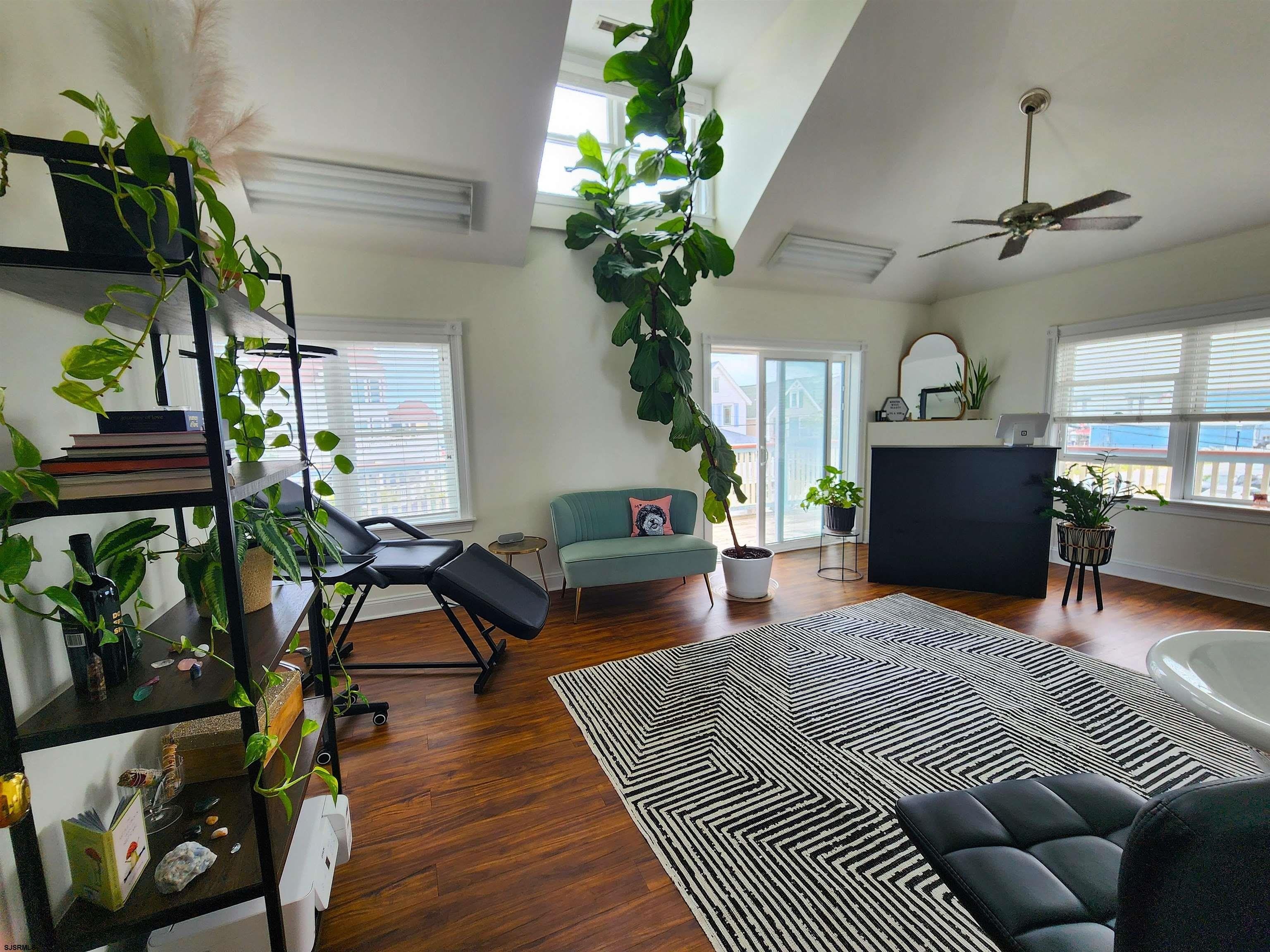807 Bay Ave – photo 3