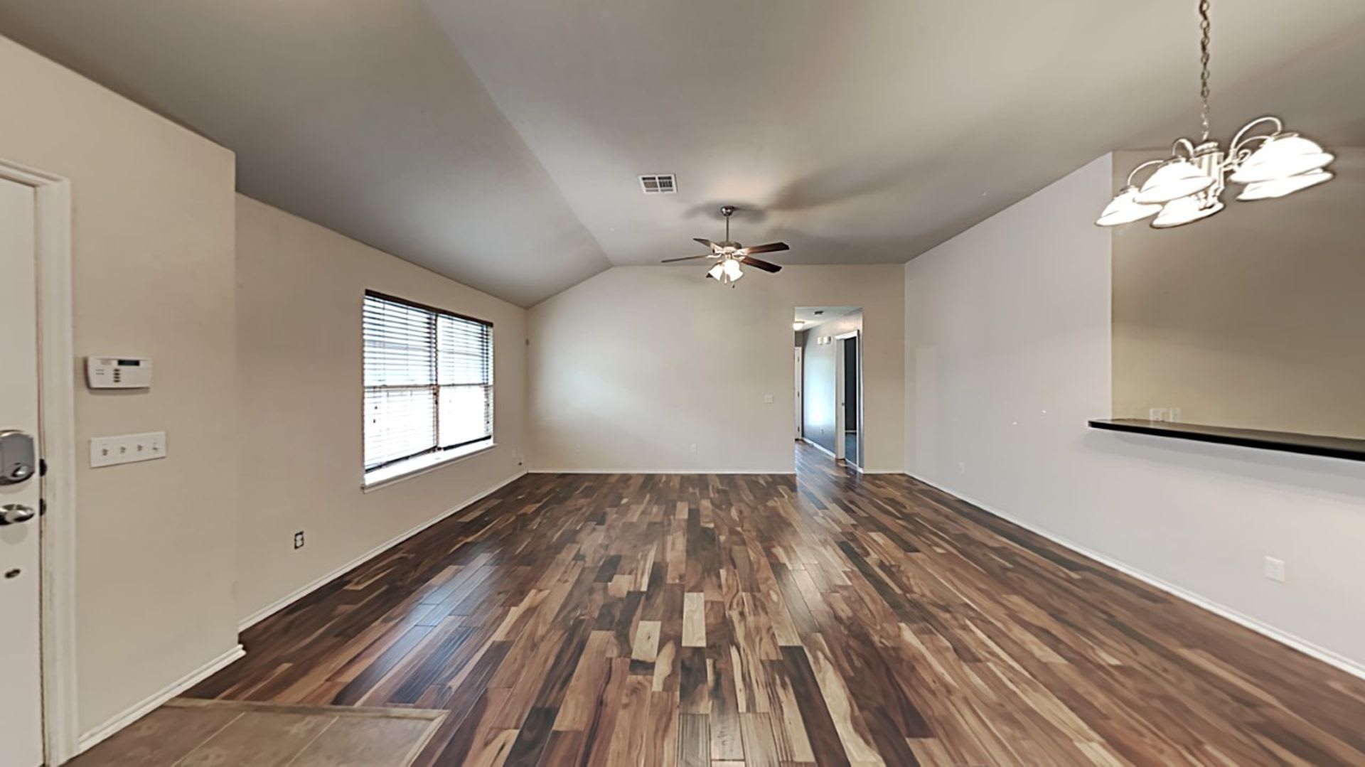 Very Nice and Spacious 3 Bedroom 2 Bath Home in Mustang Schools – photo 4