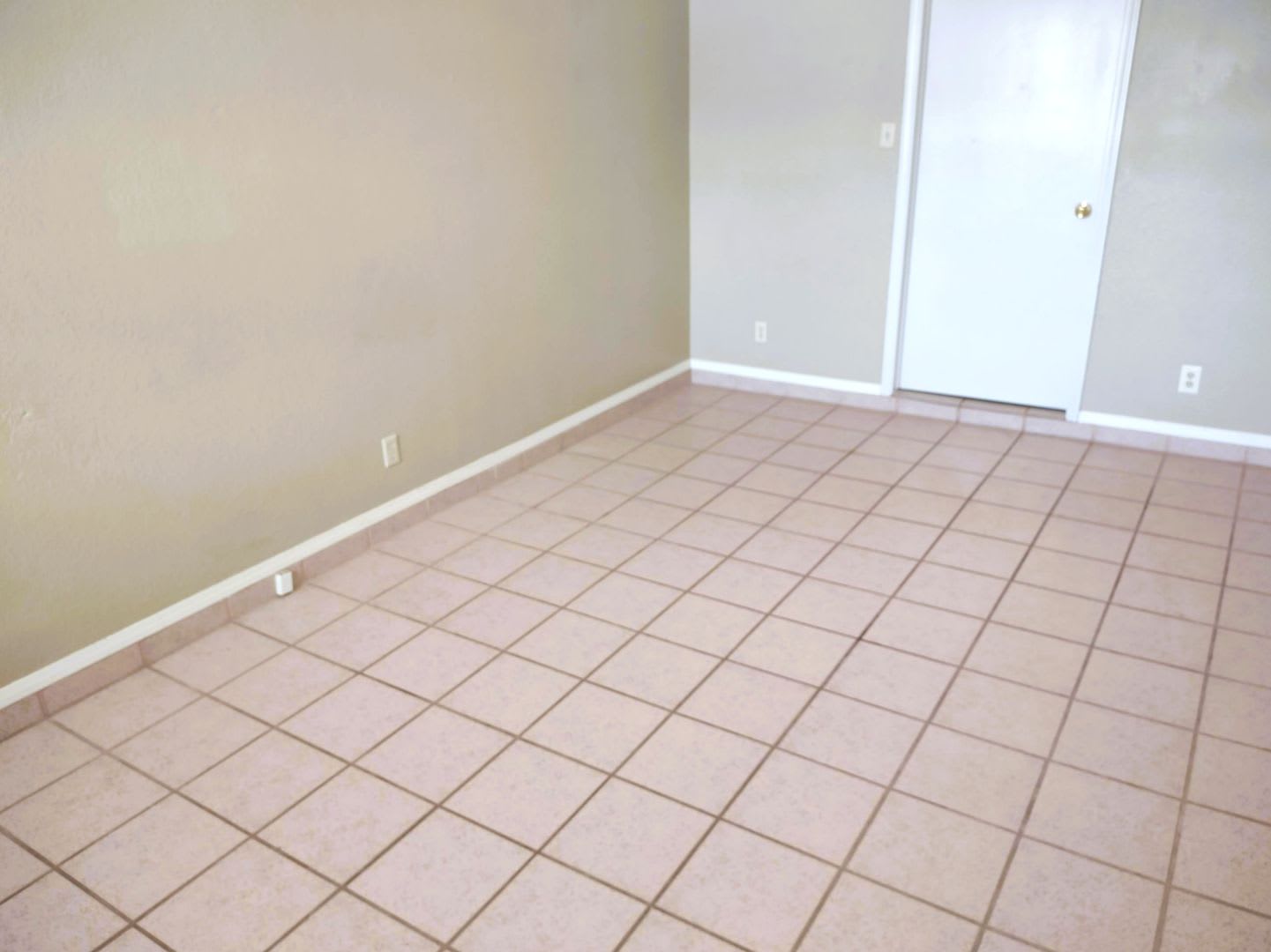 Adorable Single Level Westside Home With Refrigerated Air Located In Quiet Well Established Neighborhood – photo 5