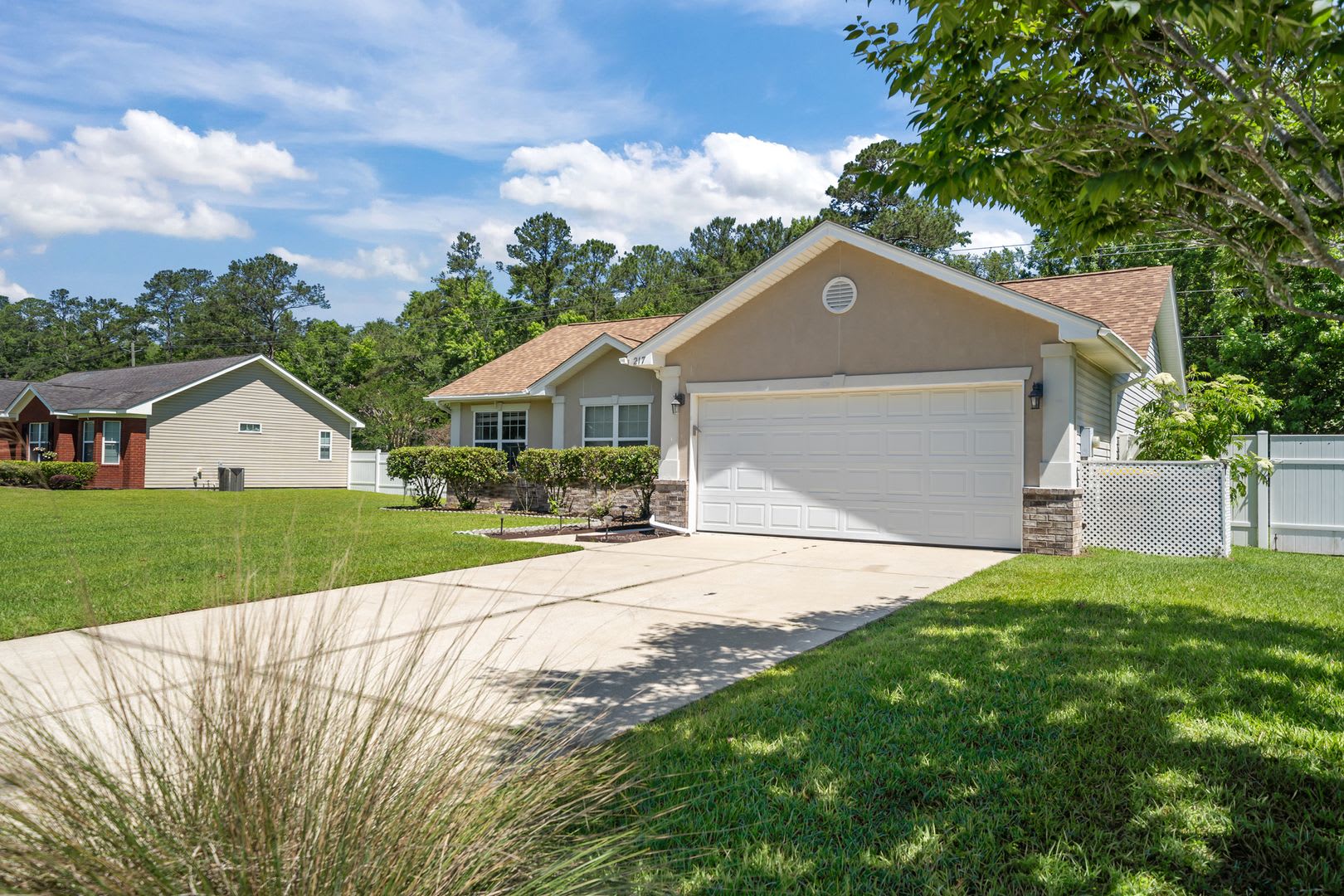 Park West Beauty 3 Bedroom Home With Screened Porch And Fenced Backyard – photo 2