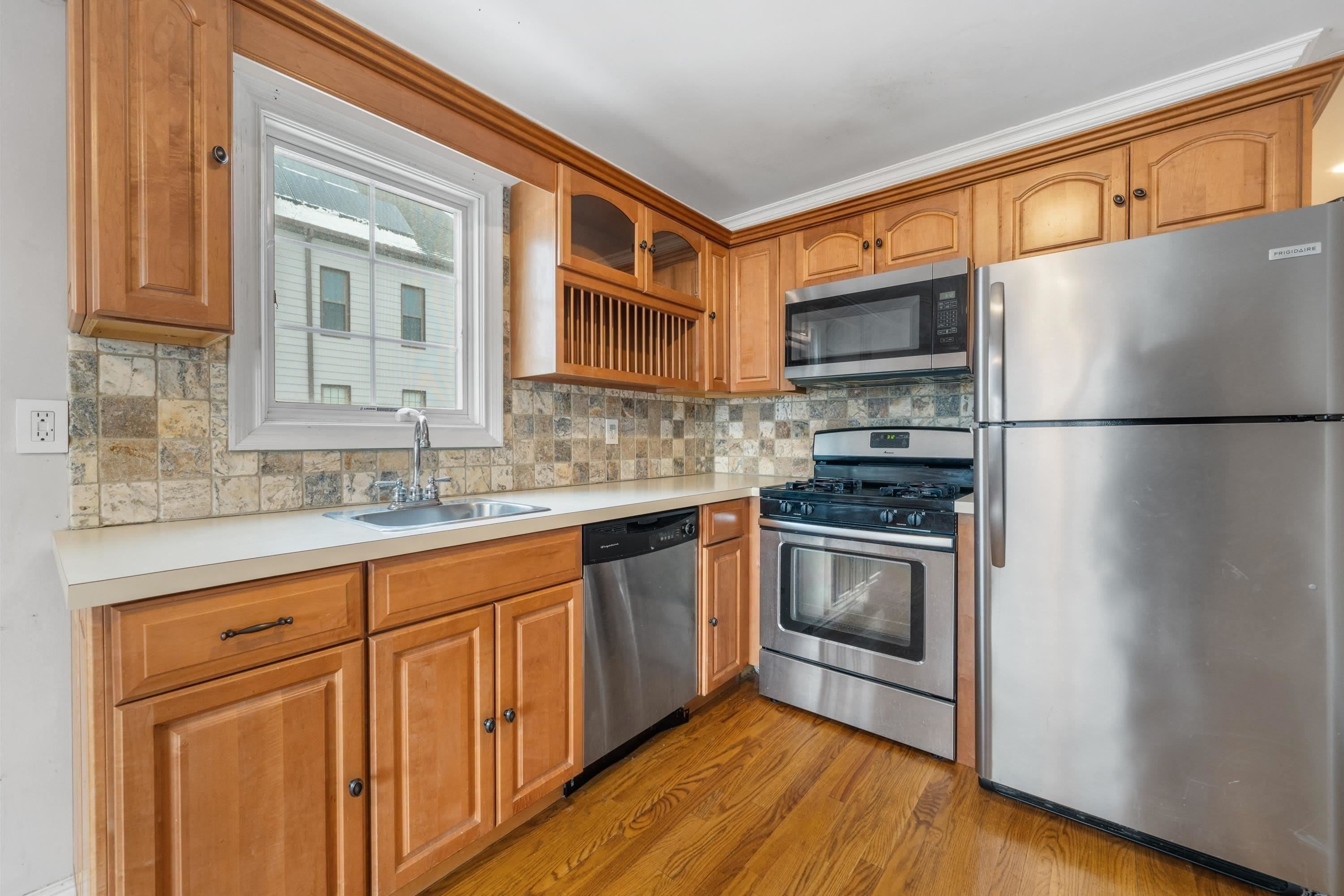 72 BROADWAY – photo 2