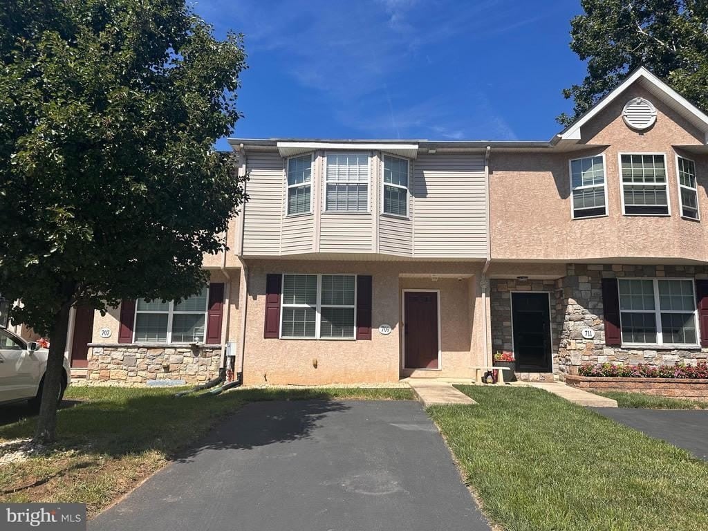 709 E ELM STREET – photo 1