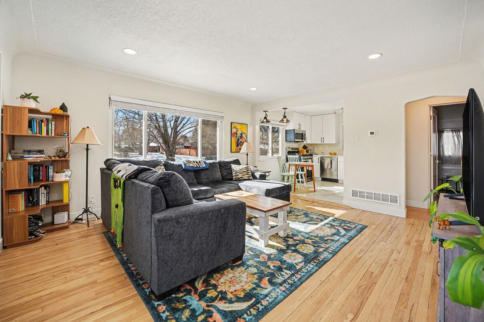 2 WEEKS FREE! Spacious 3BD/2BA Home in Denver, CO- Available August 1st! – photo 4