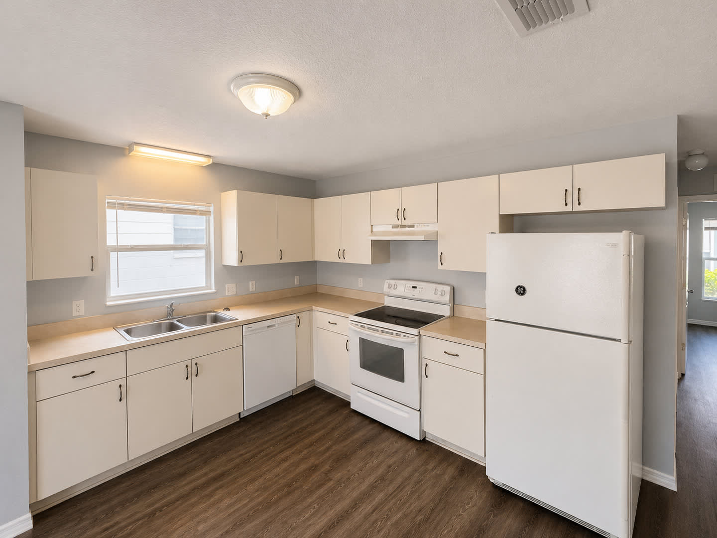 Spacious 2BR/1BA Duplex with Vaulted Ceilings & Bonus Space! – photo 4
