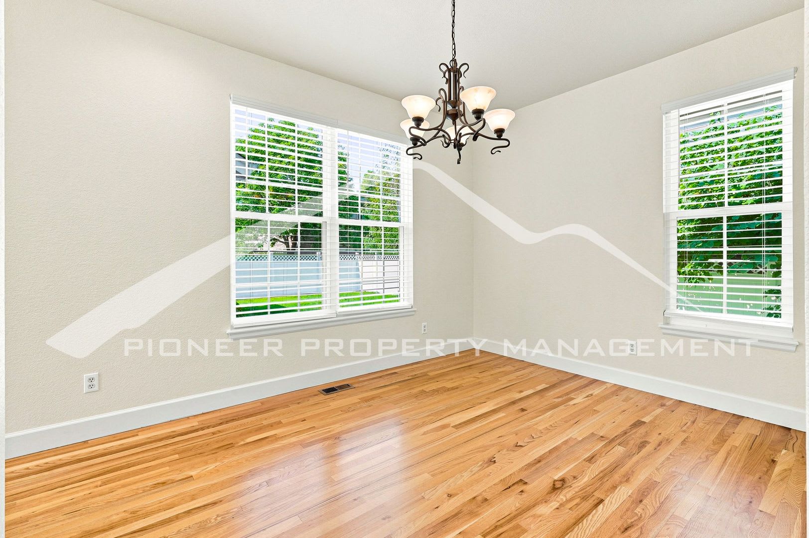 Gorgeous Home with Central AC and Washer/Dryer – photo 5