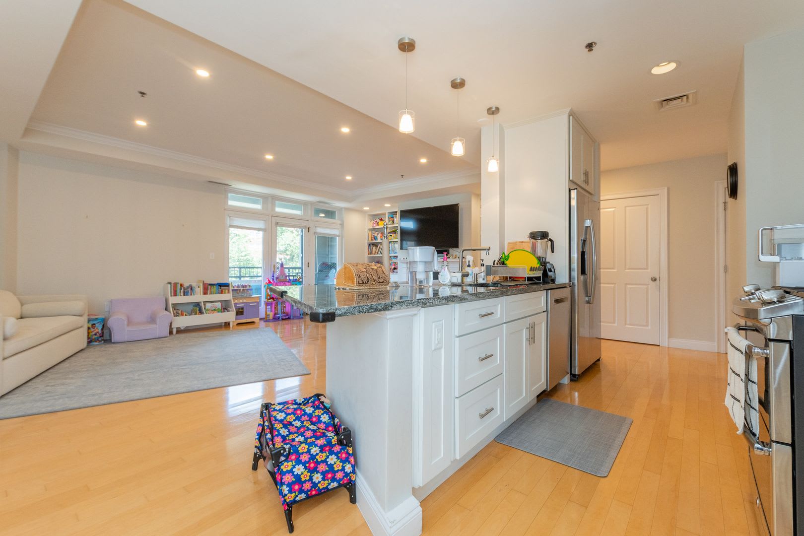 Charming 3 Bedroom-No Broker Fee – photo 1