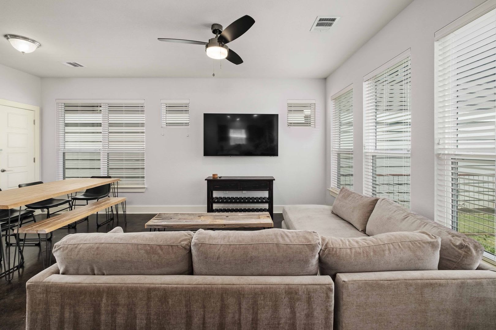 Modern condo, great location, fully Furnished! – photo 4