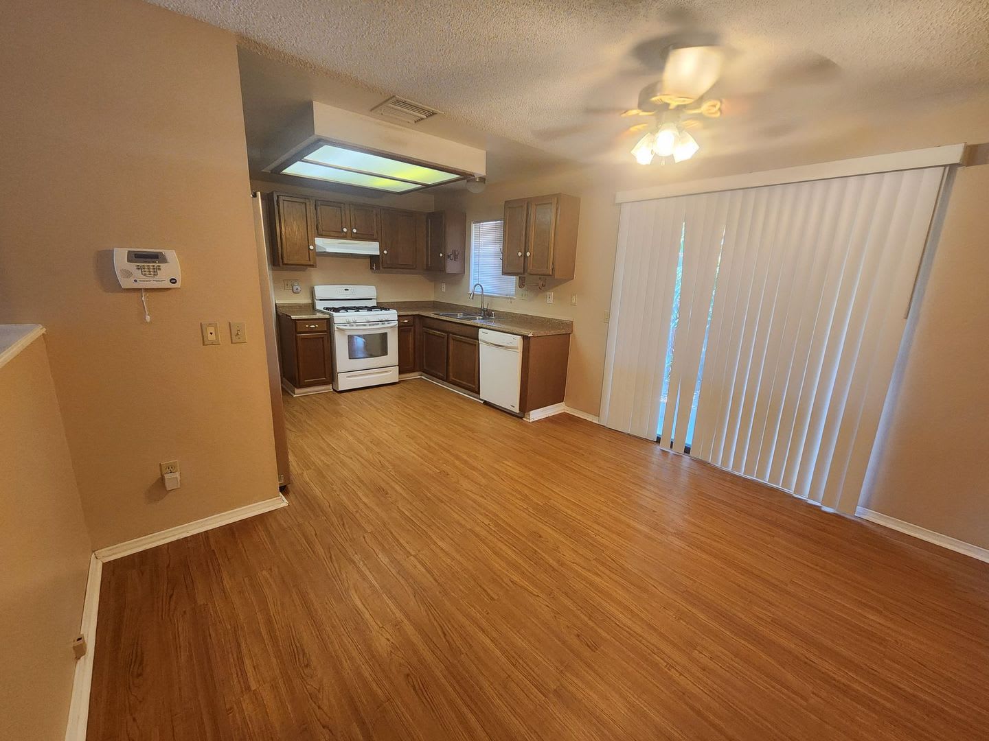Corner Lot 2 Bedroom w/ 2 Car Garage – photo 3