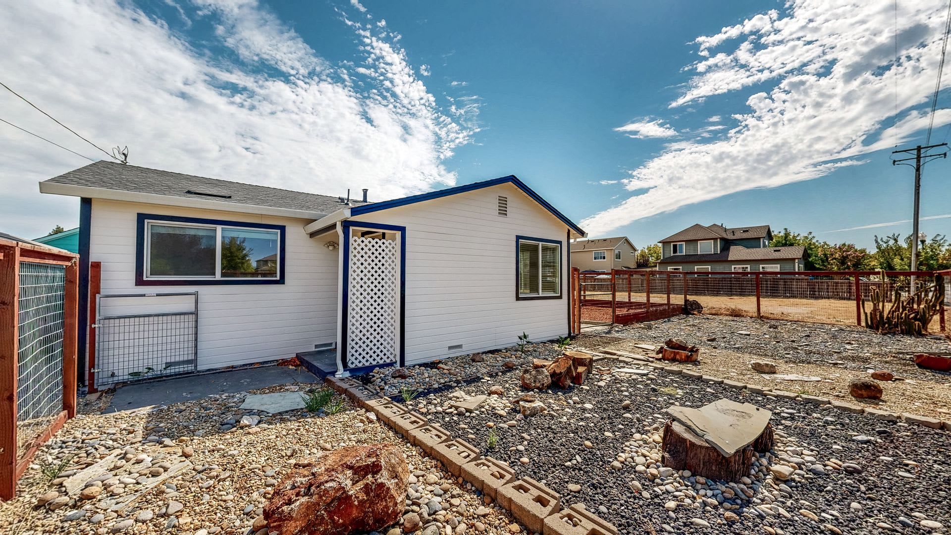 Fully remodeled 2 bedroom 1 bath with TWO BONUS ROOMS & Plenty of Outdoor Space! – photo 3