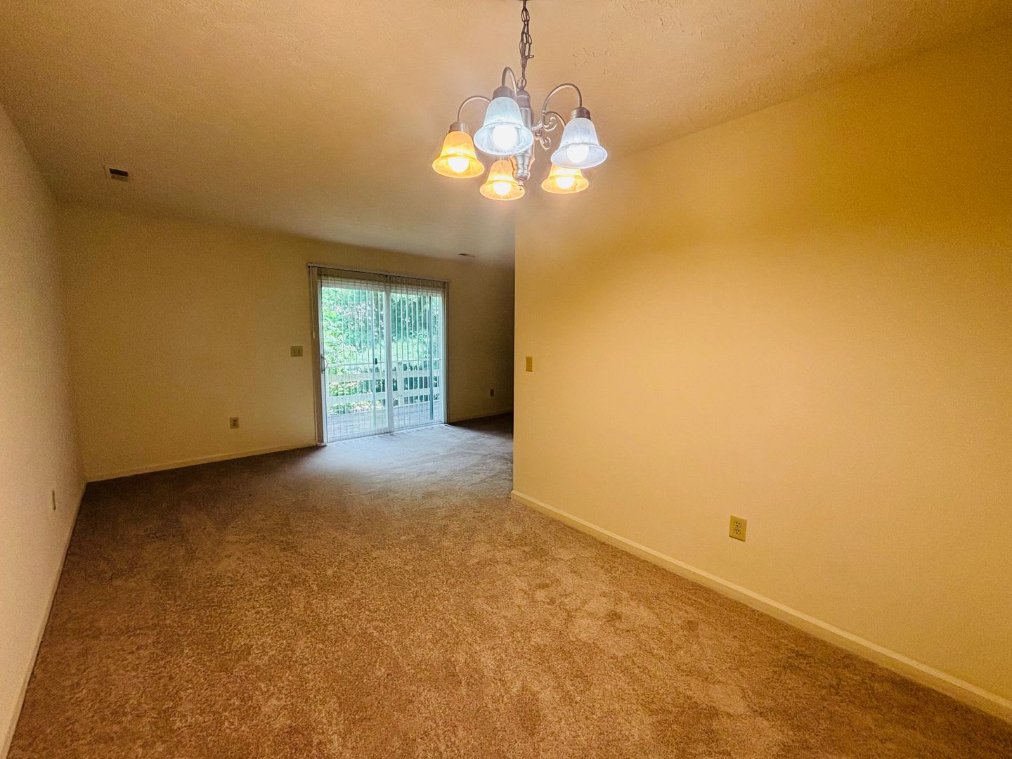 3 Bedroom, 3 Bath Townhouse – photo 4