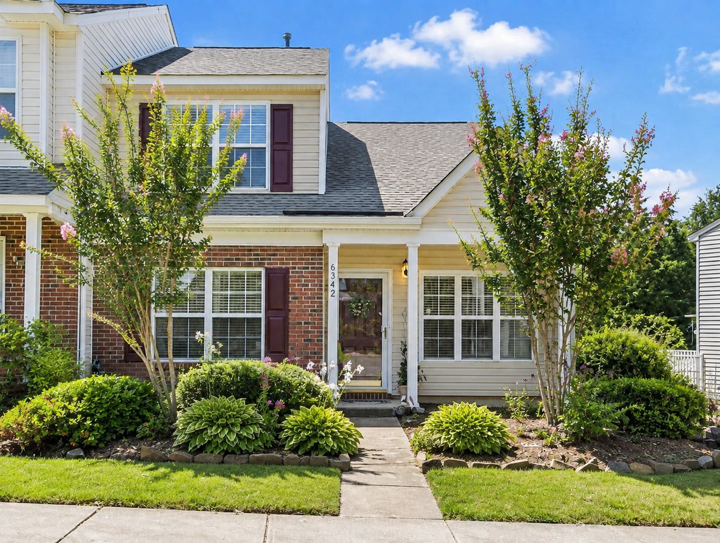 THE BACKYARD, 3BR Townhome + Loft + Location! – photo 1