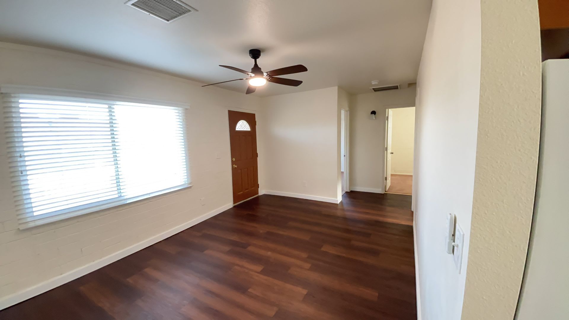 Charming 2 Bedroom Unit In A Great Location – photo 4
