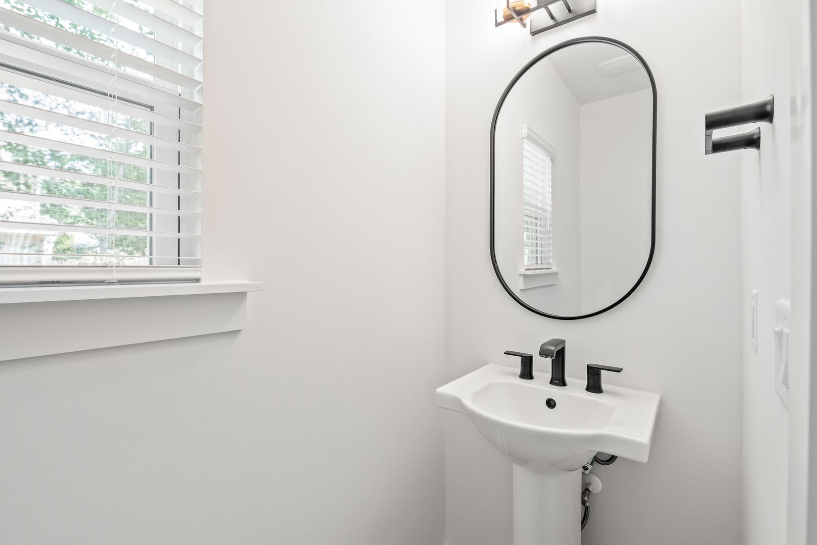 Bright & Modern Townhome in Westerly Hills – photo 5