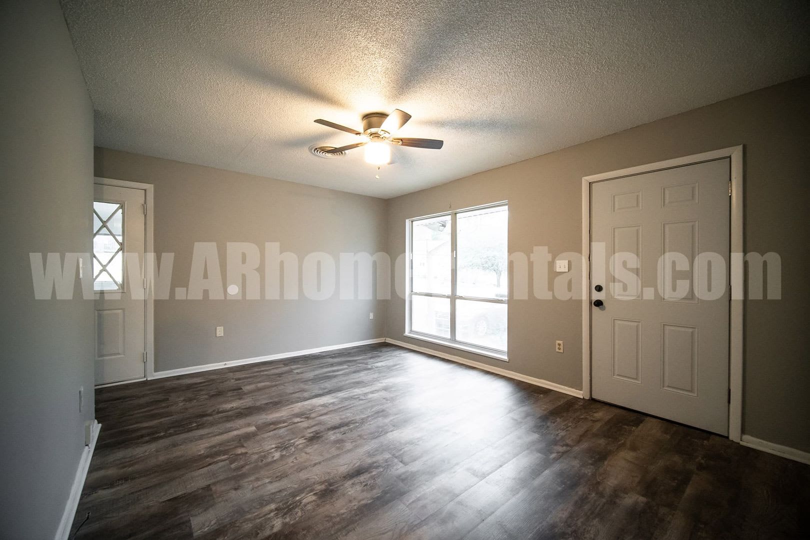 Cozy home on corner lot! – photo 2