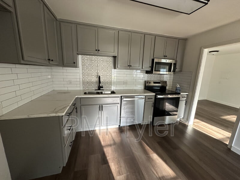 1538 N Hill Ave – photo 3