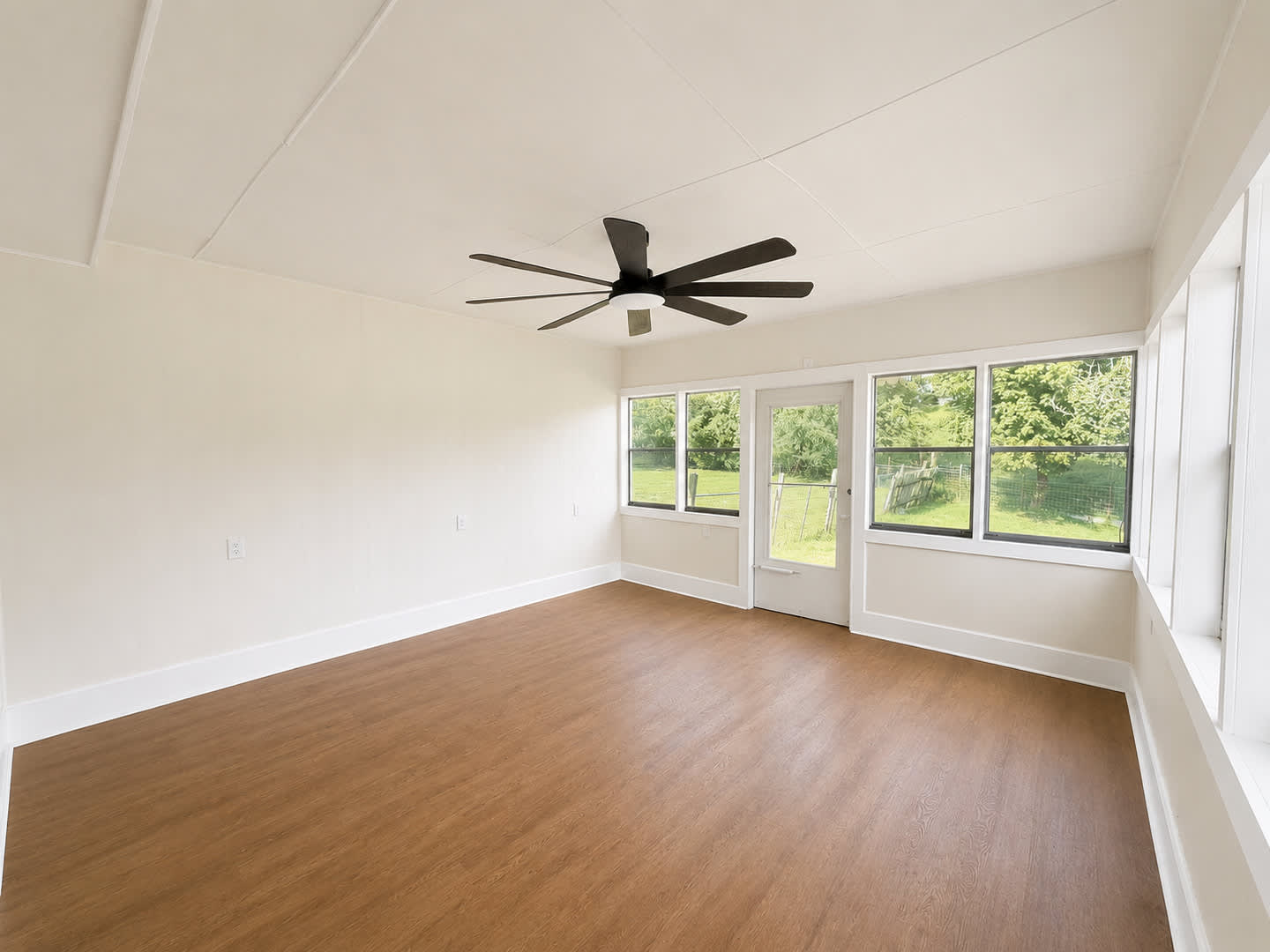 One Level Living In Kingsport With Screened Porch Large Yard – photo 3