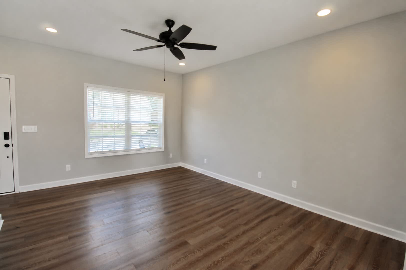 Pet-Friendly 3-Bedroom Home with Fenced Backyard and Garage – photo 5