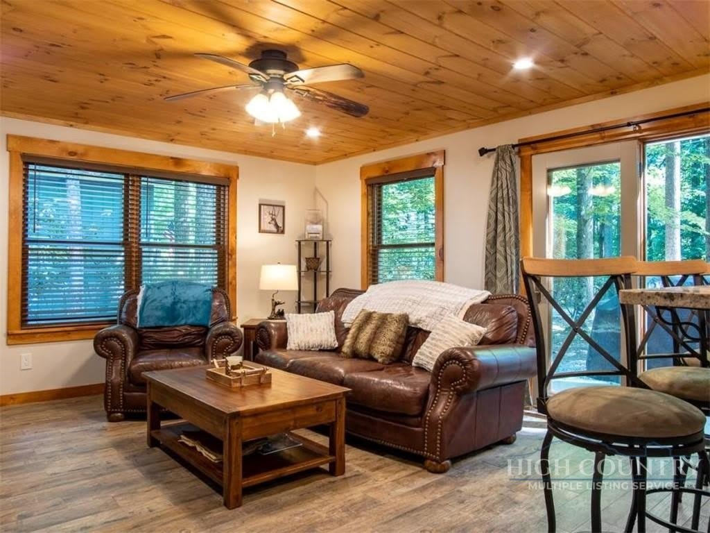 213 Rhododendren Drive – photo 4