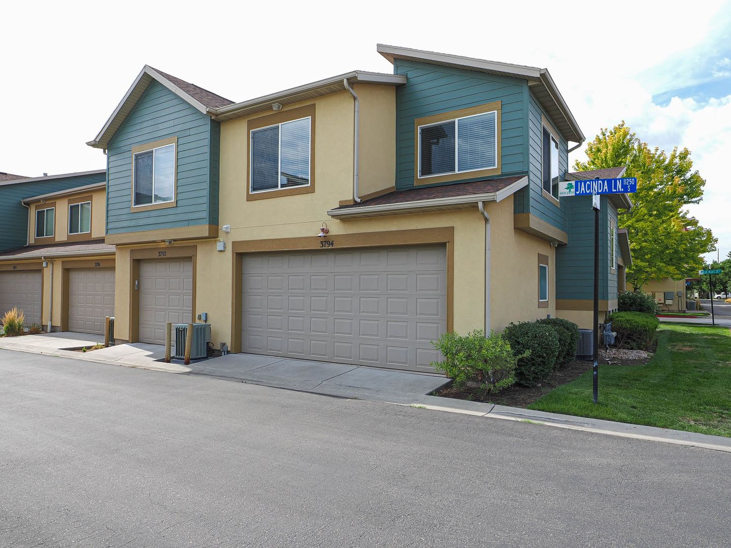 Awesome Townhome End-unit in South Jordan – photo 3