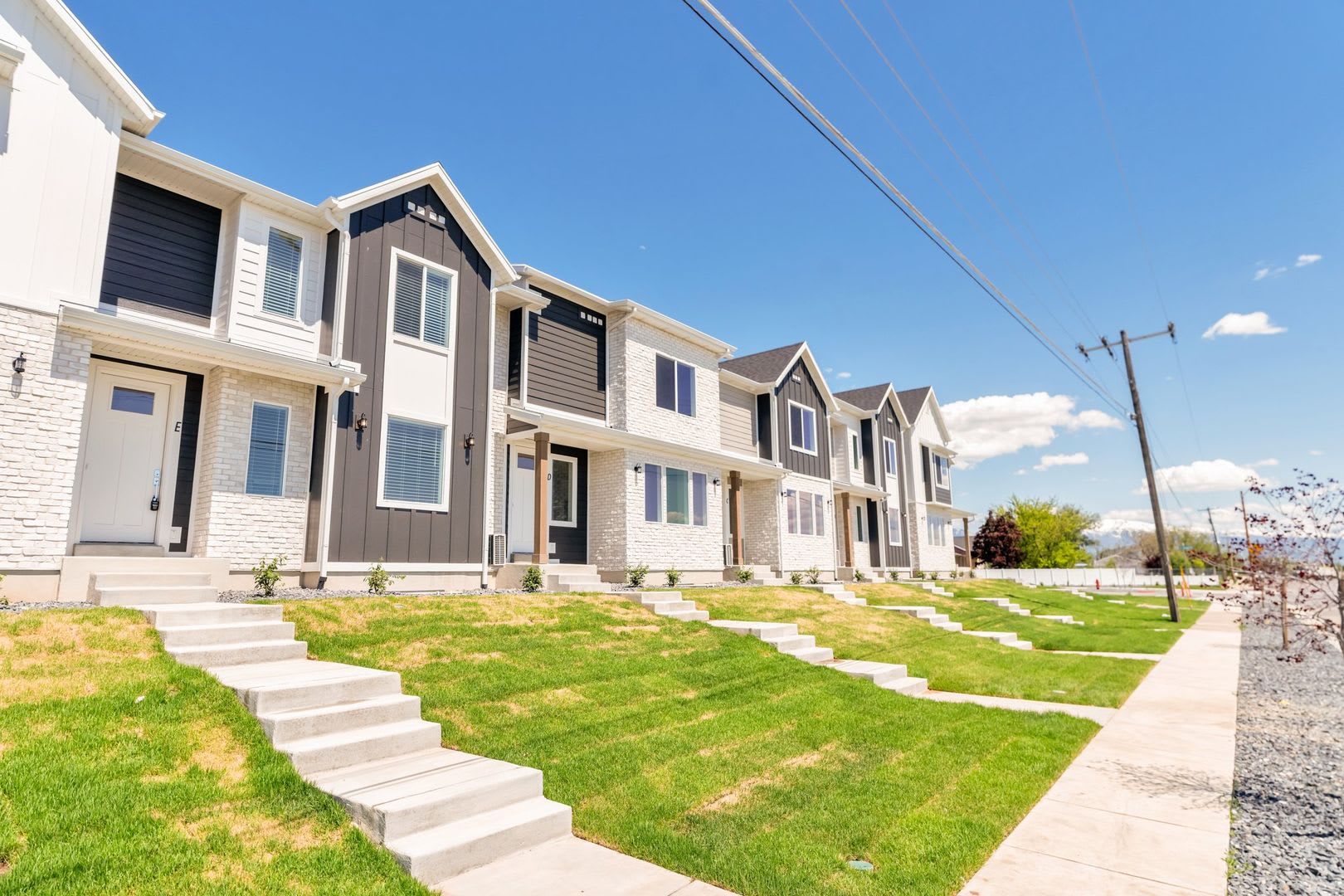 Enormous 3 Bed 2 Bath Pet Friendly Townhome With Large Unfinished Basement Available Now – photo 2