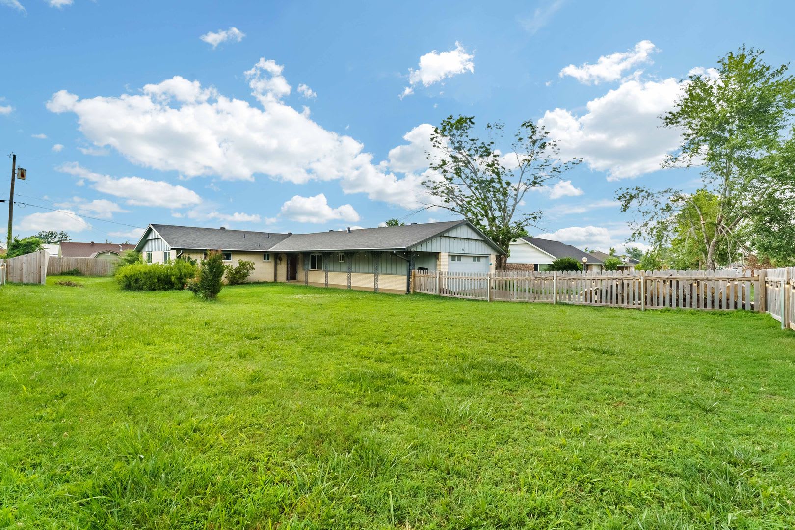 Charming 4-Bedroom Home with Spacious Yard in Rogers – photo 2