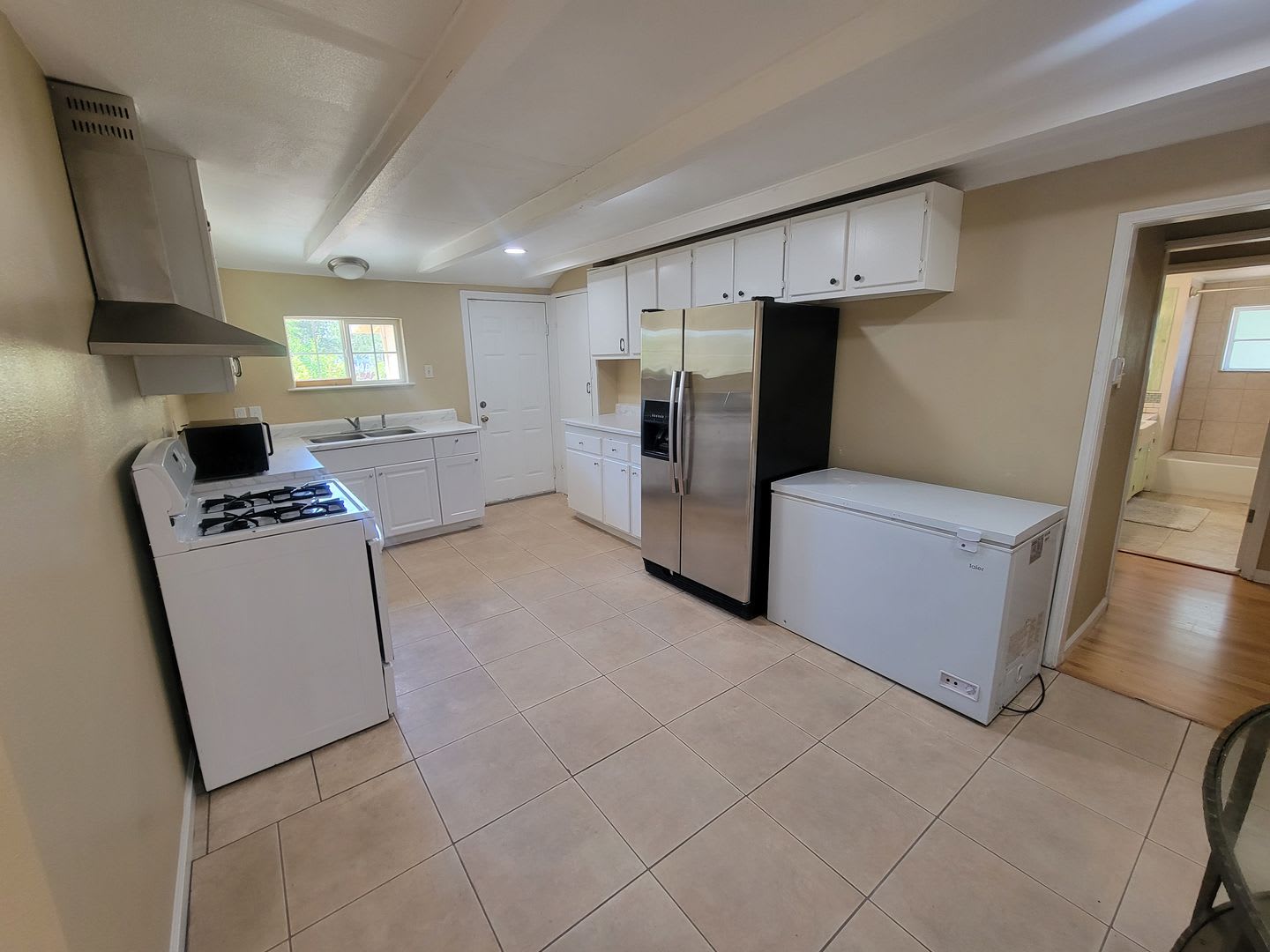 AVAILABLE SOON! Lovely 5 Bed / 2 Bath Home in Sacramento, CA – photo 4