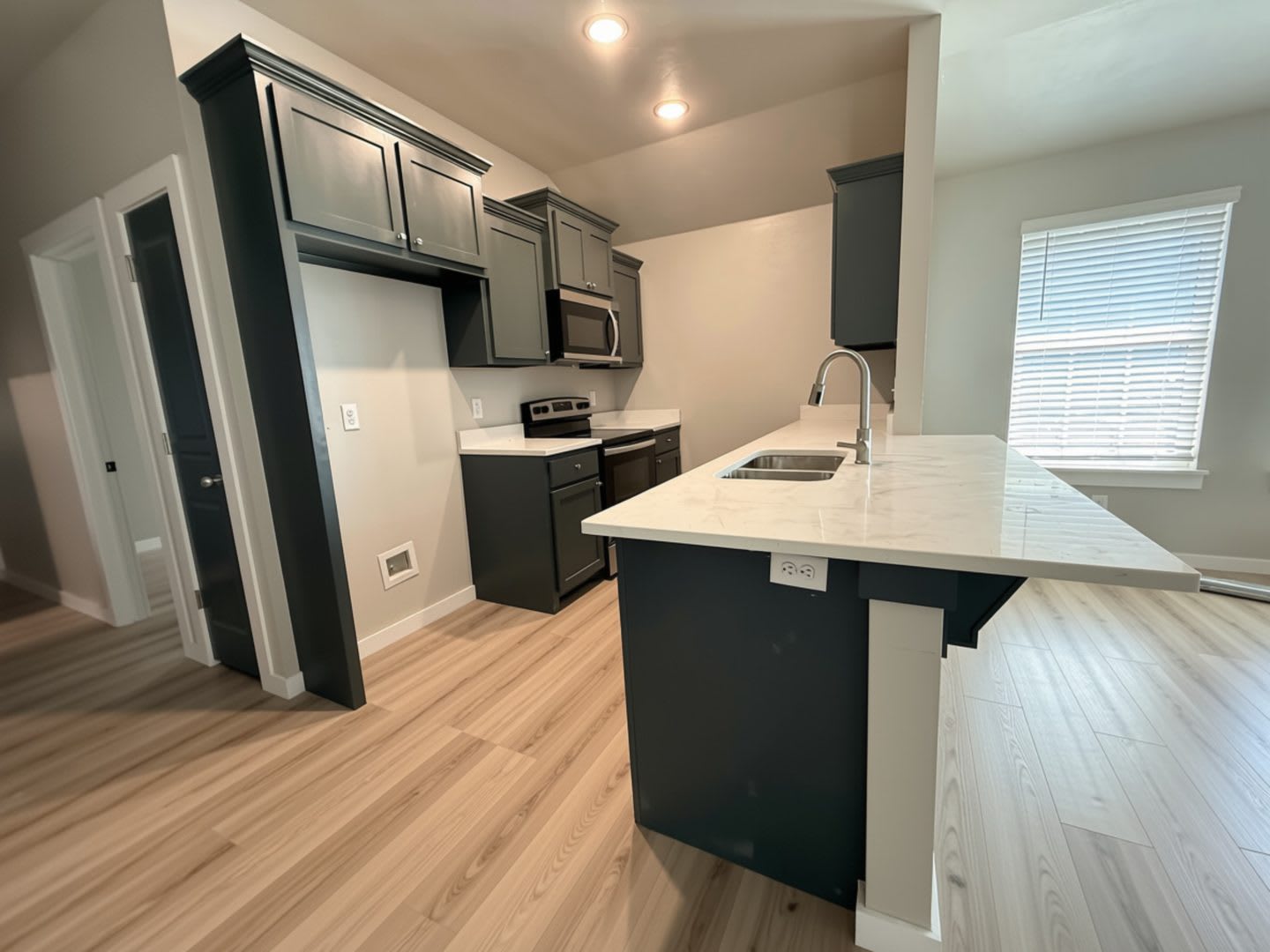 Modern 3-Bedroom Duplex Unit – photo 5