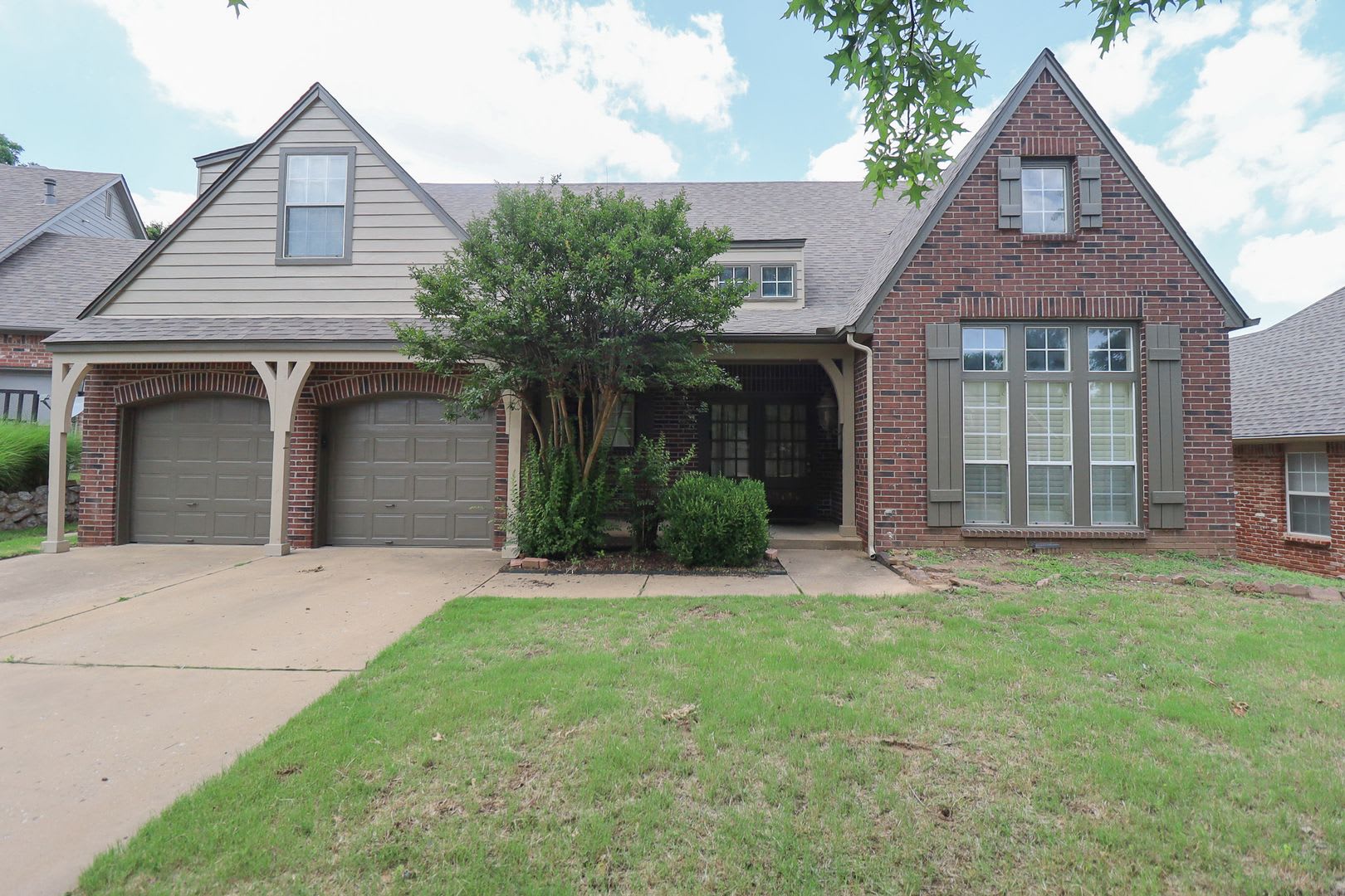Huge, Gorgeous South Tulsa home ready for move in 05/15/2025 – photo 1