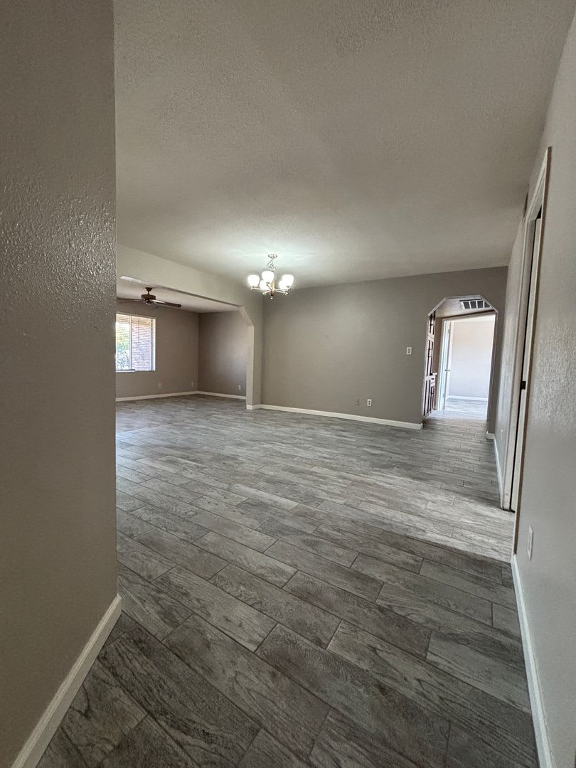 Single Family Home 2 Car Garage – photo 5