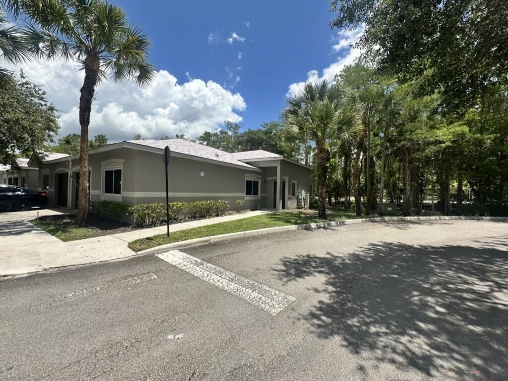 220 Crestwood Circle – photo 4