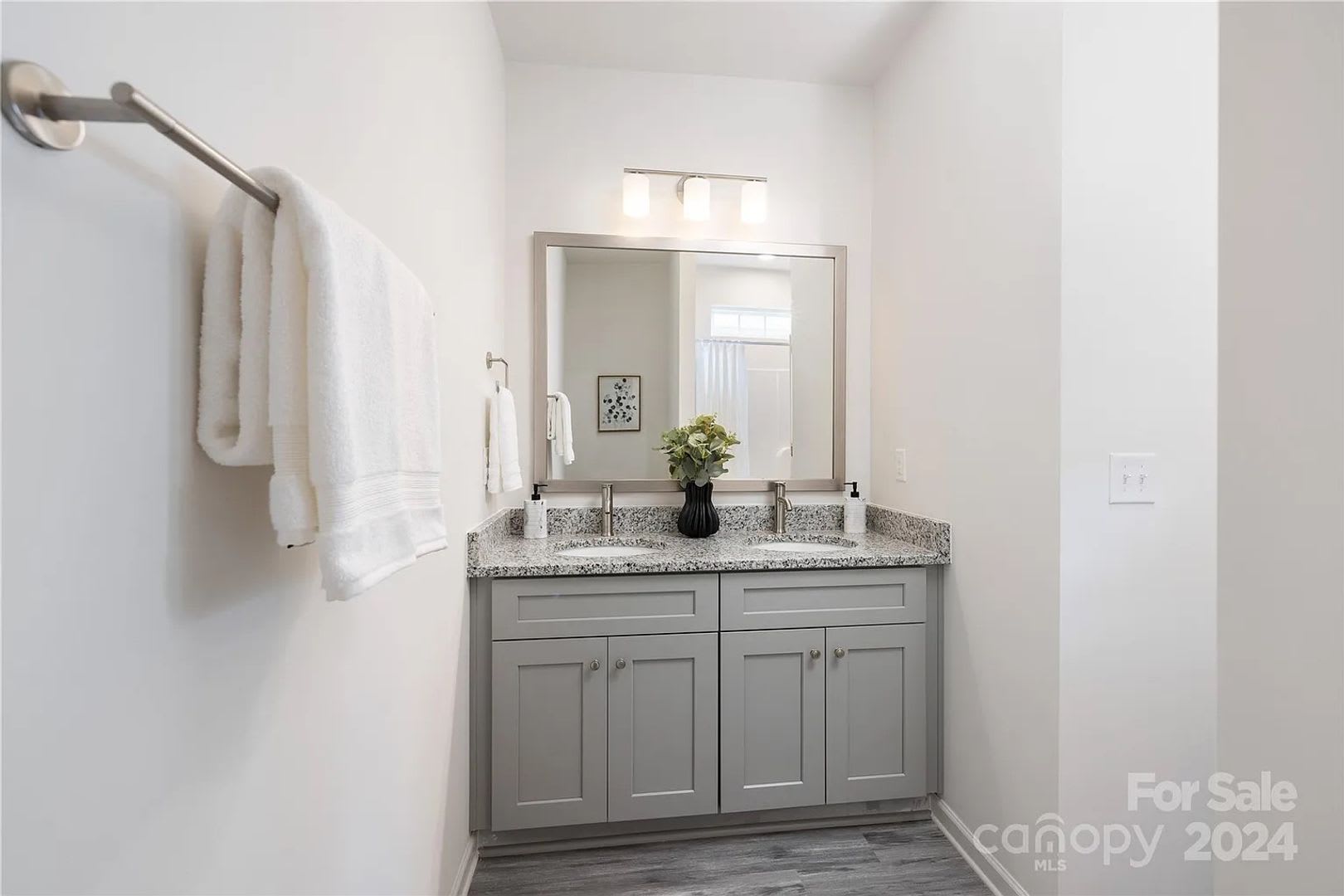Room in 3 Bedroom Home at Oakwood Rd – photo 2