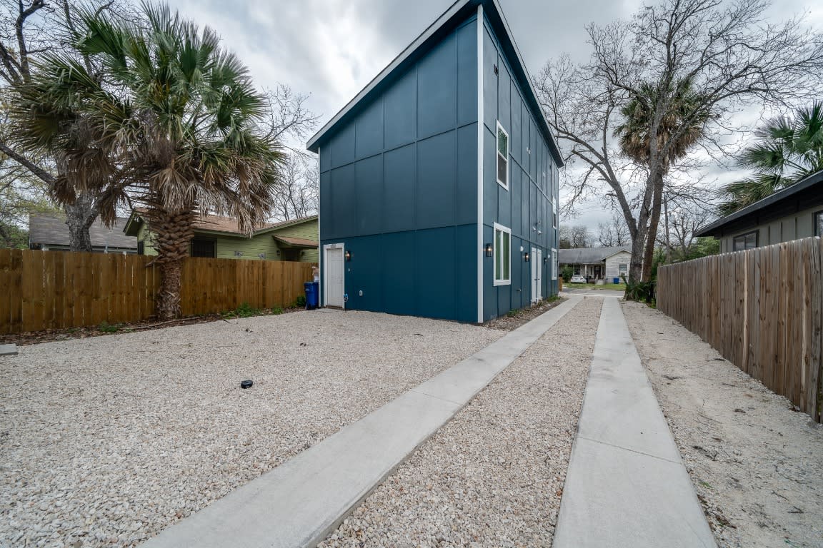 1005 Essex St – photo 2