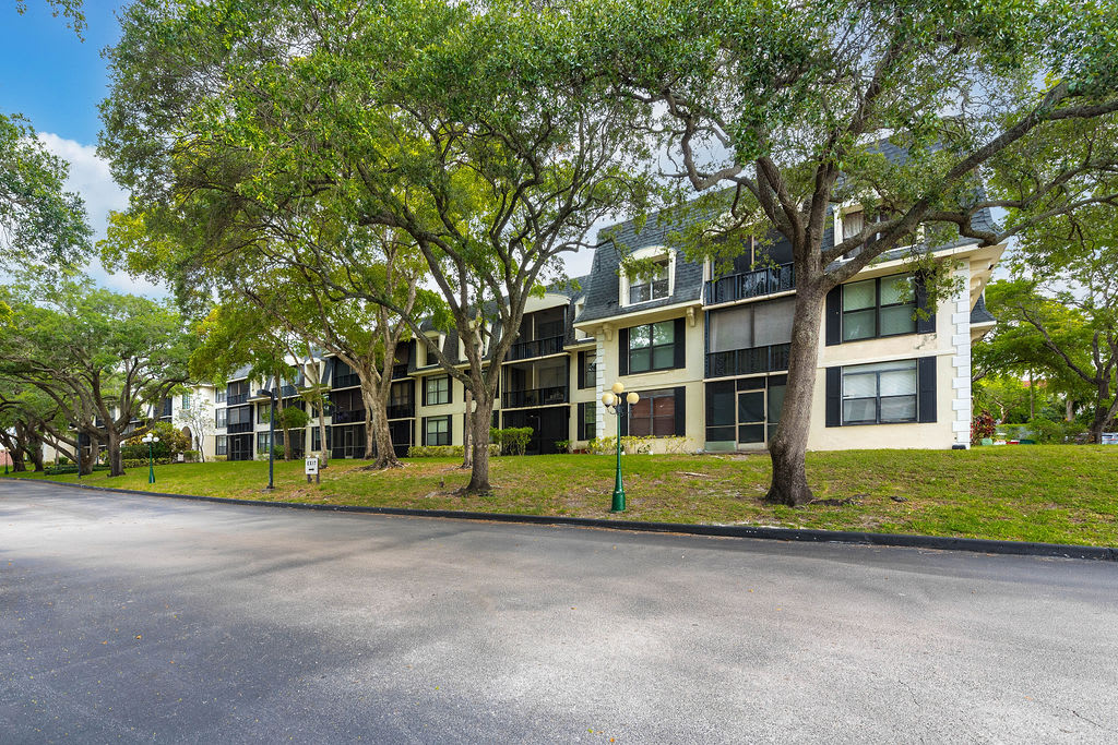 3680 Inverrary Drive – photo 1