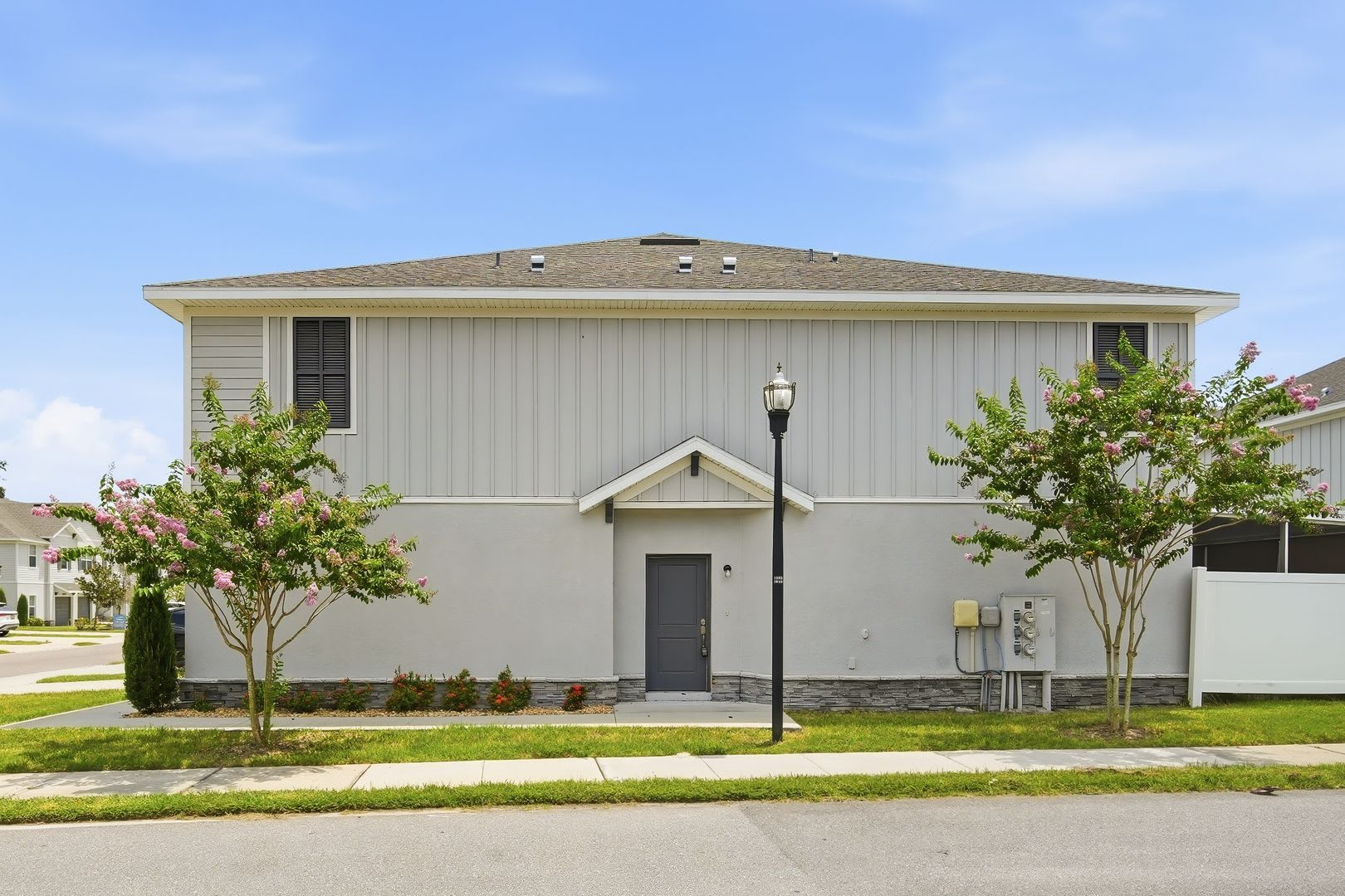 Welcome home to this pristine, never-lived-in townhome! – photo 3