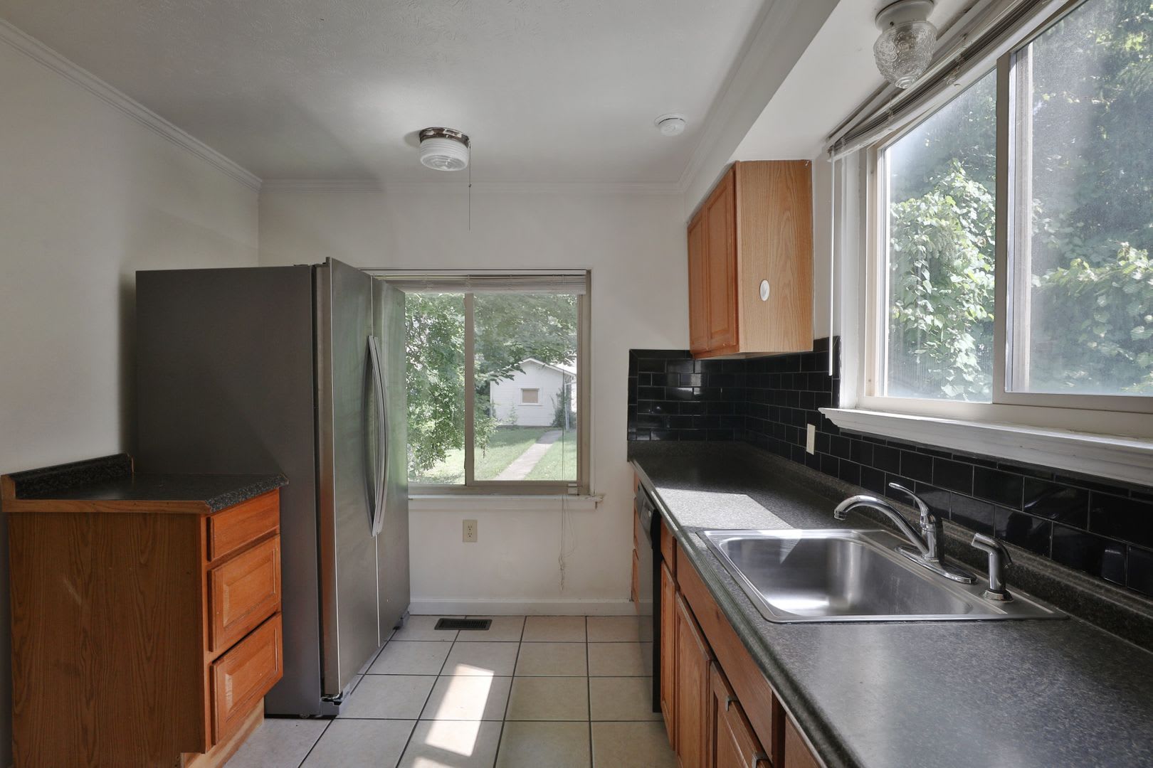 5Br 1 5Ba Free Off Street Parking Huge Front Porch Central Ac Big Backyard Recently Remodeled Free Washer Dryer 1 Min Walk To High St – photo 4