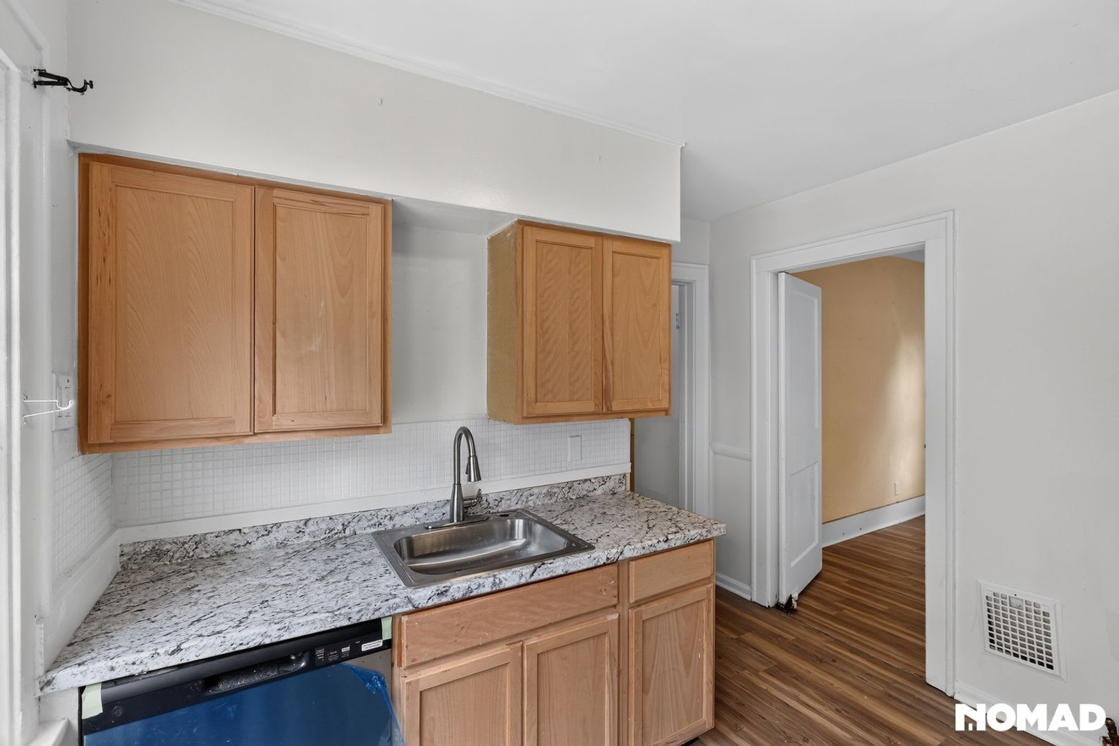 Large 2Bed/1Bath + Dining Room + Living Room + Sunroom in Kenmore – photo 4