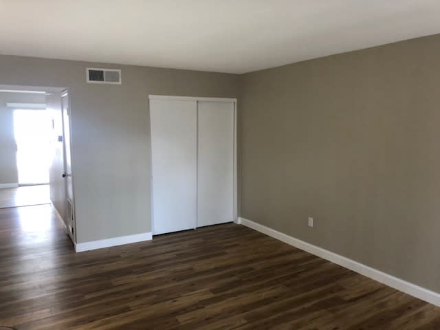 Cute 2 Bedroom Unit at Pier One with washer/dryer – photo 4