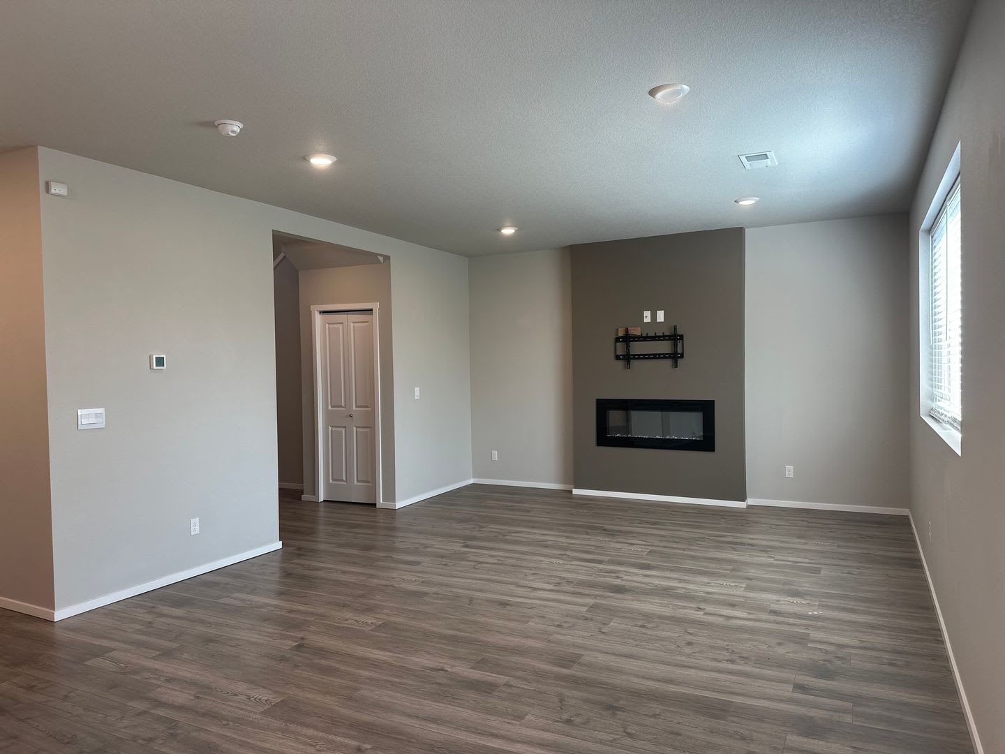 Modern 4 bedroom with den and neighborhood pool! – photo 3