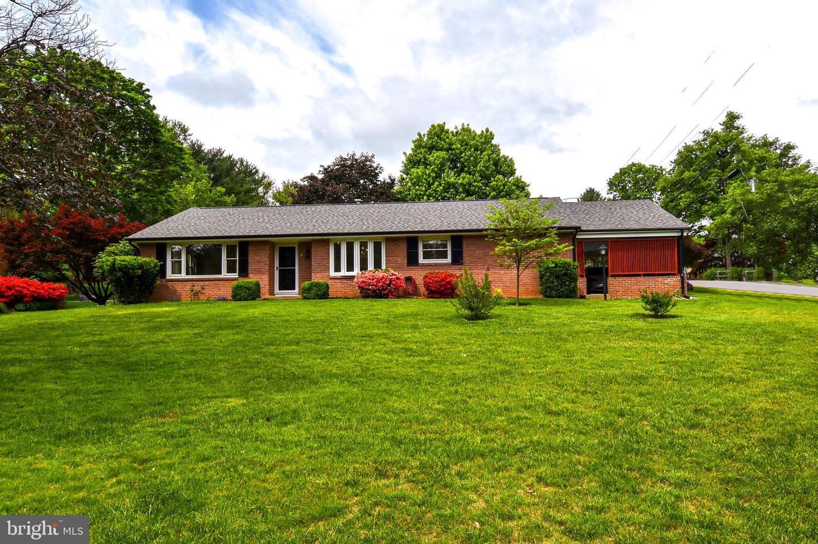 Charming and updated 1960's Rambler in the Town of Round Hill. 3 Bedrooms. 1.5 bathrooms. – photo 2