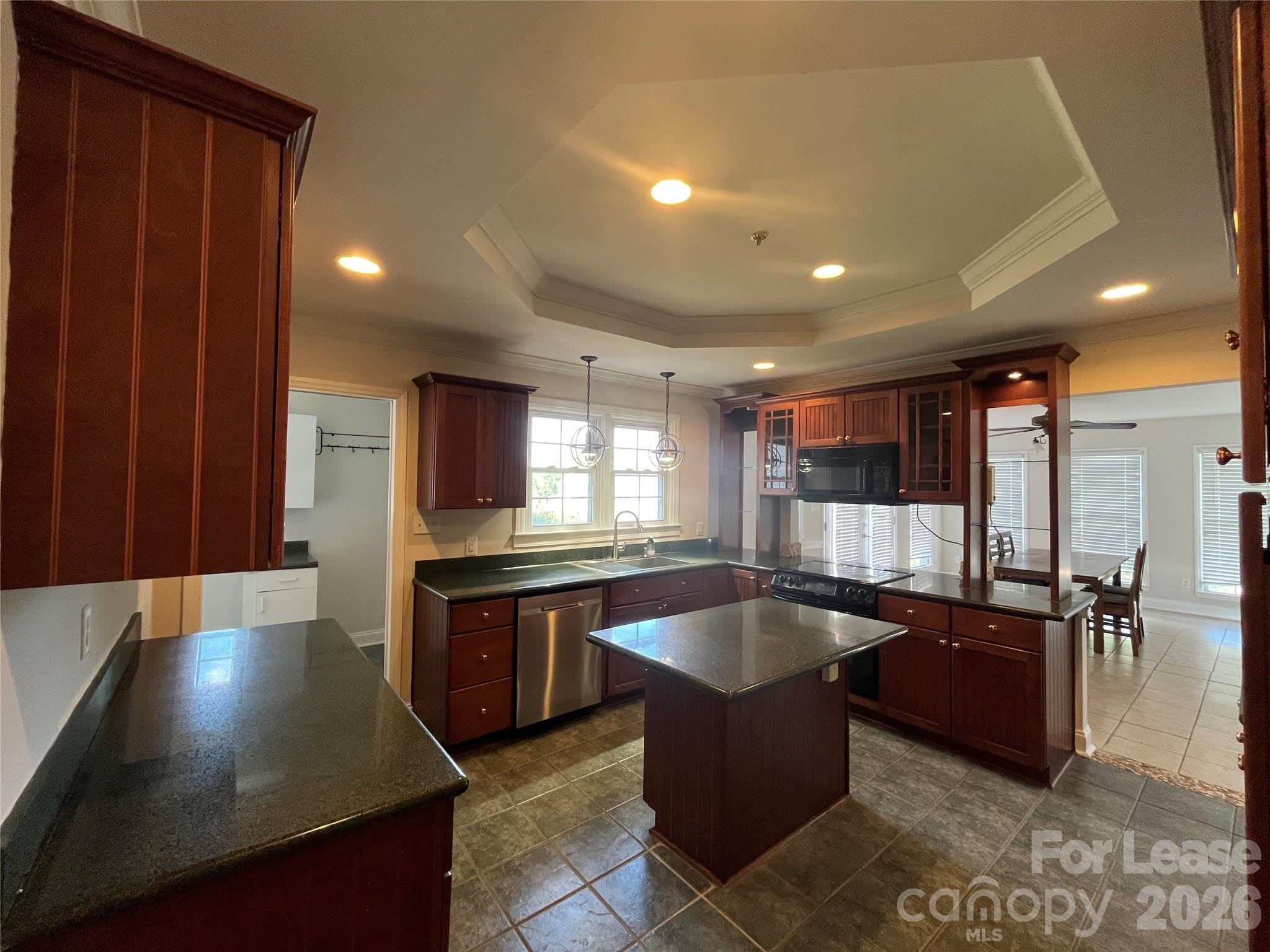1120 Hensley Road W – photo 3