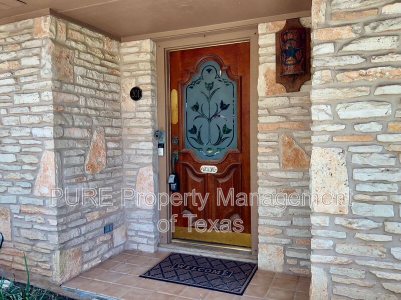 201 Oakwood Dr – photo 2