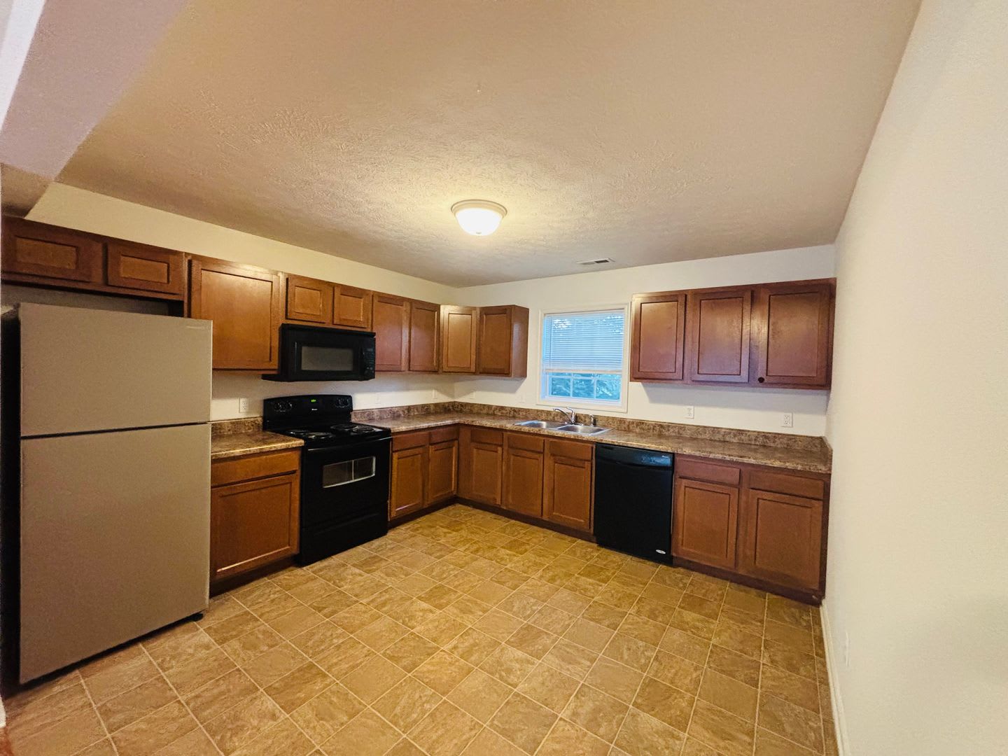 3 Bedroom 2.5 Bath Townhouse – photo 4