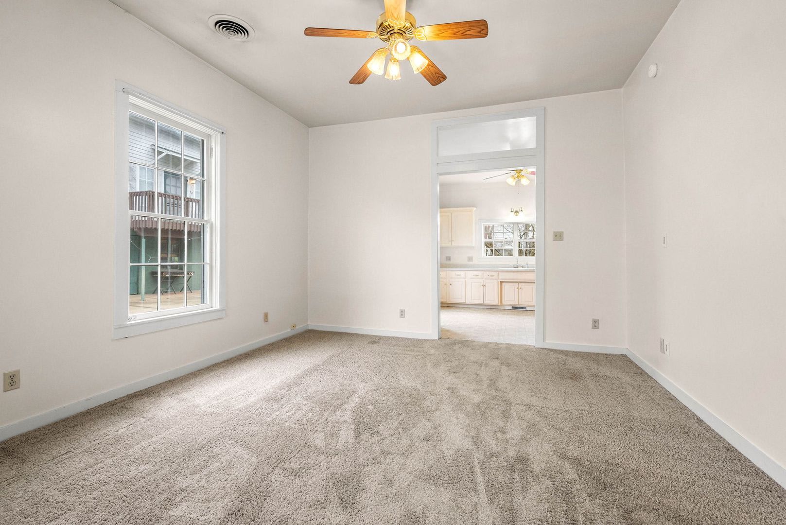 Cozy 2 Bedroom Downtown Home Available – photo 5