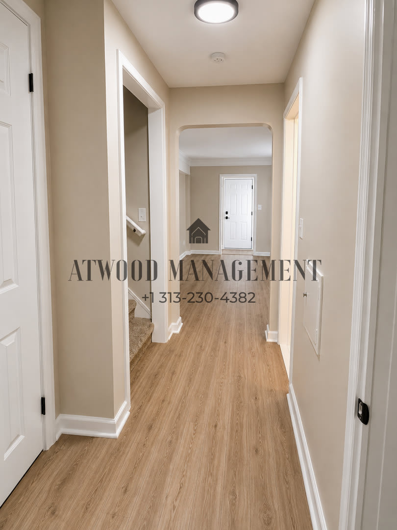 This beautifully updated 3-bedroom, 2-bath single-family home is ready for move-in! – photo 3