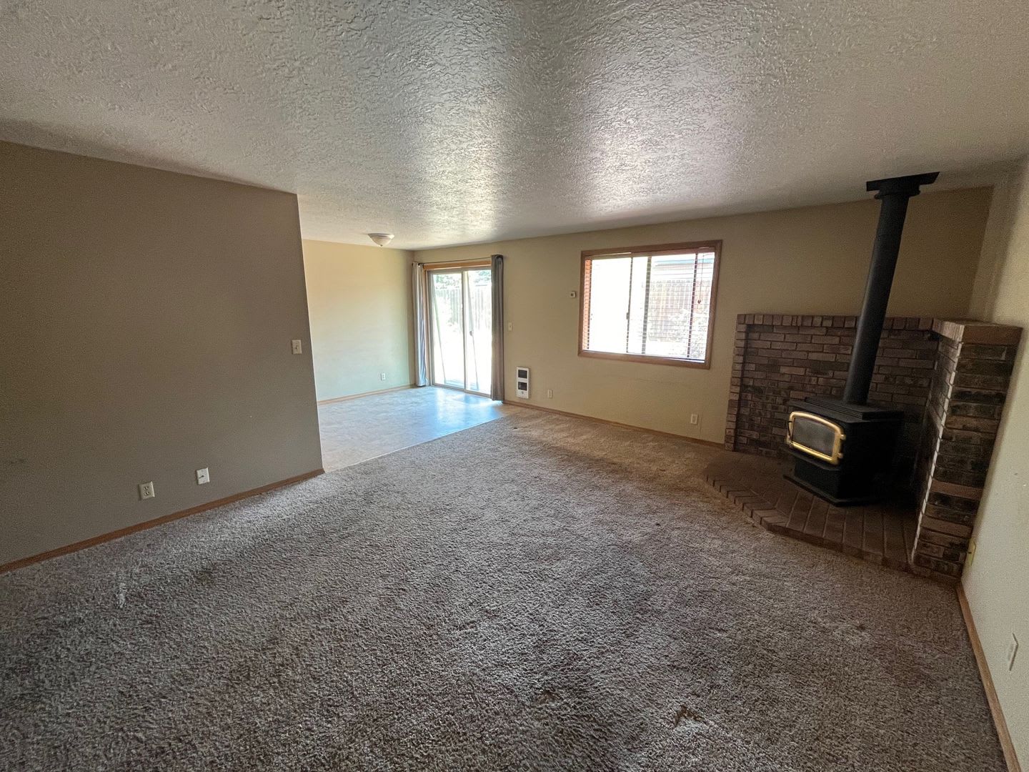 3 Bed/2 Bath Single Level Home near Parks and Schools – photo 3